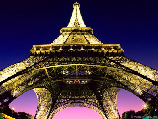 Эйфелева башня - "уцелевший" символ Парижа