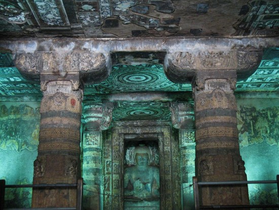 Буддийские храмы в пещерах Аджанты